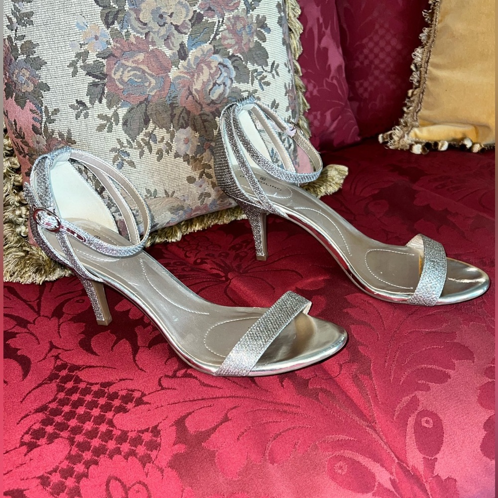 BANDOLINO WOMEN'S SHIMMERY GOLD ANKLE STRAP SANDAL WITH OPEN TOE. (9.5 M)  *EUC*